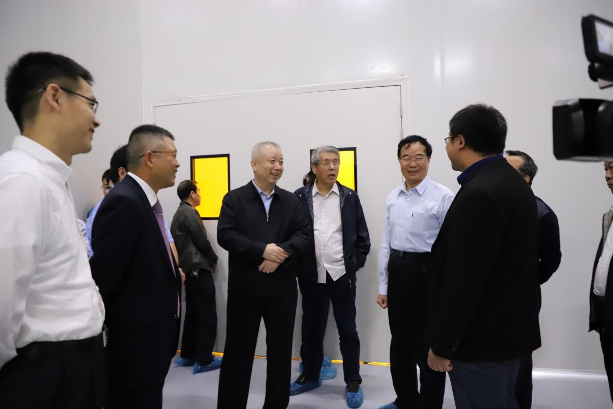 兩岸企業家峰會信息產業推介小組召集人、工信部原副部長劉利華一行蒞臨恒坤光刻膠工廠調研。